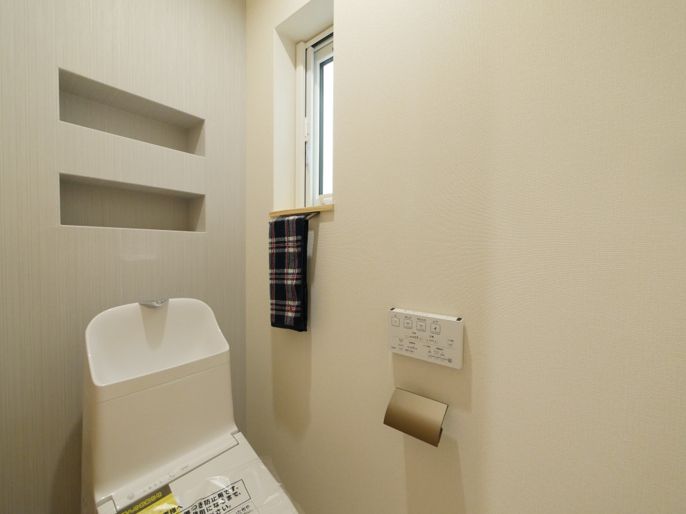 Moderne Gästetoilette mit Toilette mit Aufsatzspülkasten, Vinylboden, Tapetendecke und Tapetenwänden in Fukuoka
