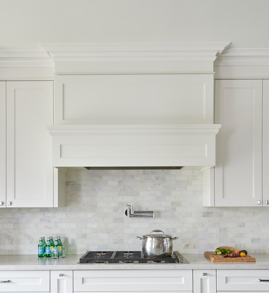Kitchen - transitional kitchen idea in Toronto