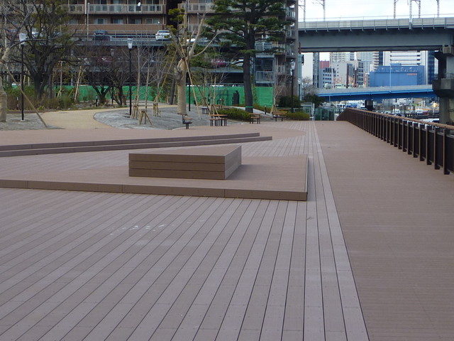 港区港南緑水公園ボードウォーク estilo-craftsman-terraza-y-balcon