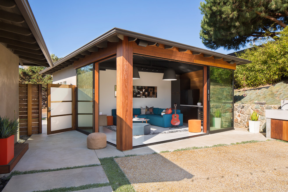 Contemporary detached shed and granny flat in San Diego.