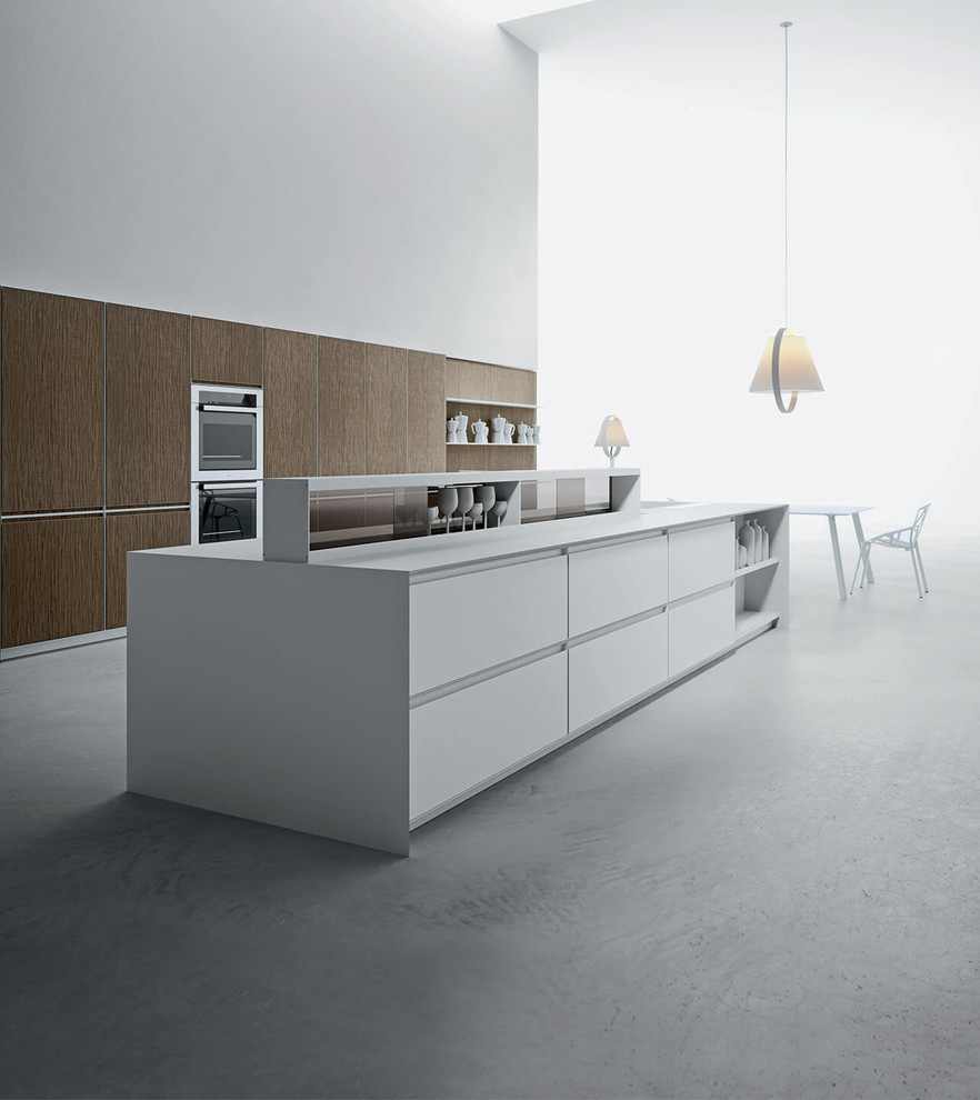 Inspiration för mellanstora moderna grått kök, med en nedsänkt diskho, släta luckor, vitt stänkskydd, stänkskydd i cementkakel, en köksö, grått golv, skåp i ljust trä, träbänkskiva, integrerade vitvaror och cementgolv