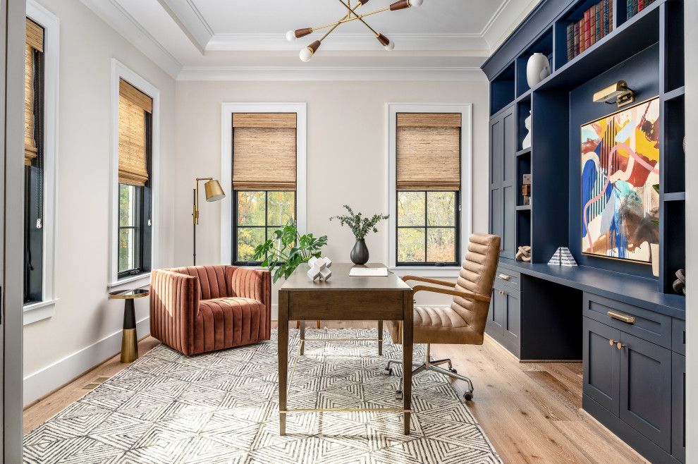 Ejemplo de despacho contemporáneo de tamaño medio con paredes beige, suelo de madera en tonos medios, suelo marrón, bandeja y escritorio empotrado