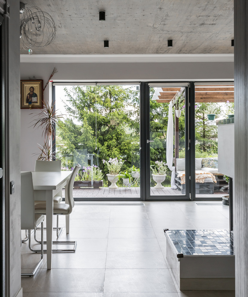 Дом с панорамными окнами и бетонным потолком