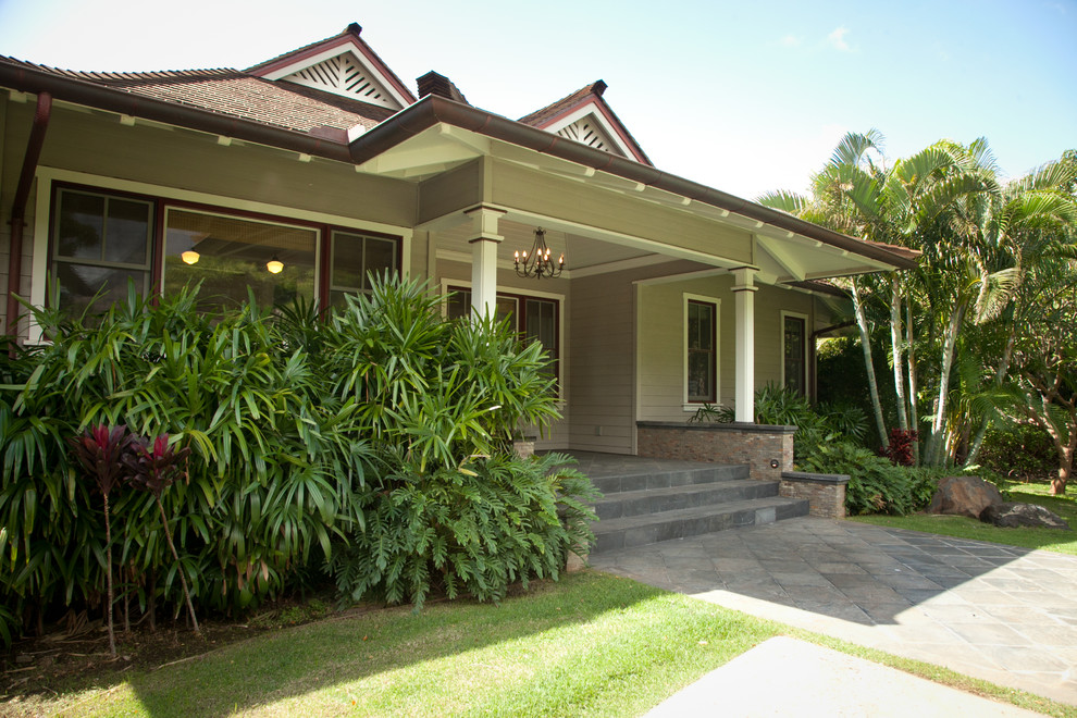 Photo of a small tropical one-storey grey exterior in Hawaii.
