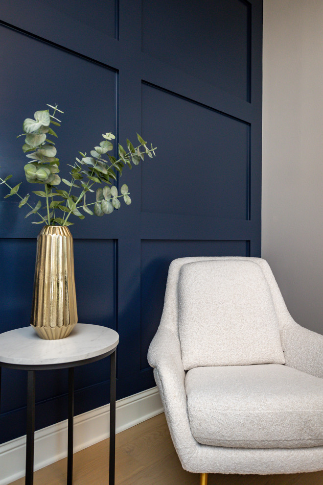Пример оригинального дизайна: открытая гостиная комната среднего размера в стиле неоклассика (современная классика) с музыкальной комнатой, синими стенами, светлым паркетным полом, коричневым полом и деревянными стенами