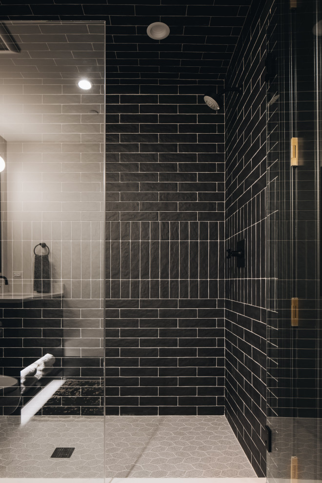 Стильный дизайн: большая ванная комната в стиле неоклассика (современная классика) с открытыми фасадами, черными фасадами, угловым душем, унитазом-моноблоком, черной плиткой, бежевыми стенами, душевой кабиной, подвесной раковиной, серым полом, открытым душем, белой столешницей, тумбой под одну раковину и напольной тумбой - последний тренд