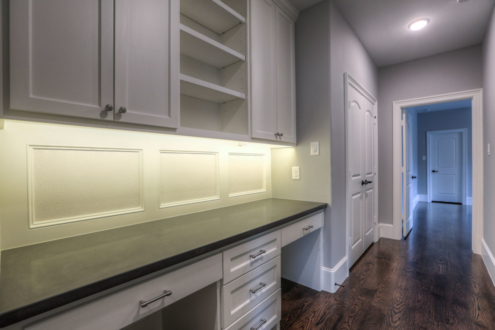 Transitional hallway photo in Houston