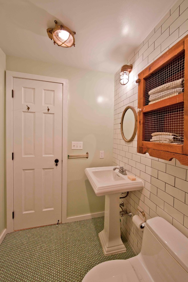 This is an example of a traditional bathroom in New York with a pedestal sink.