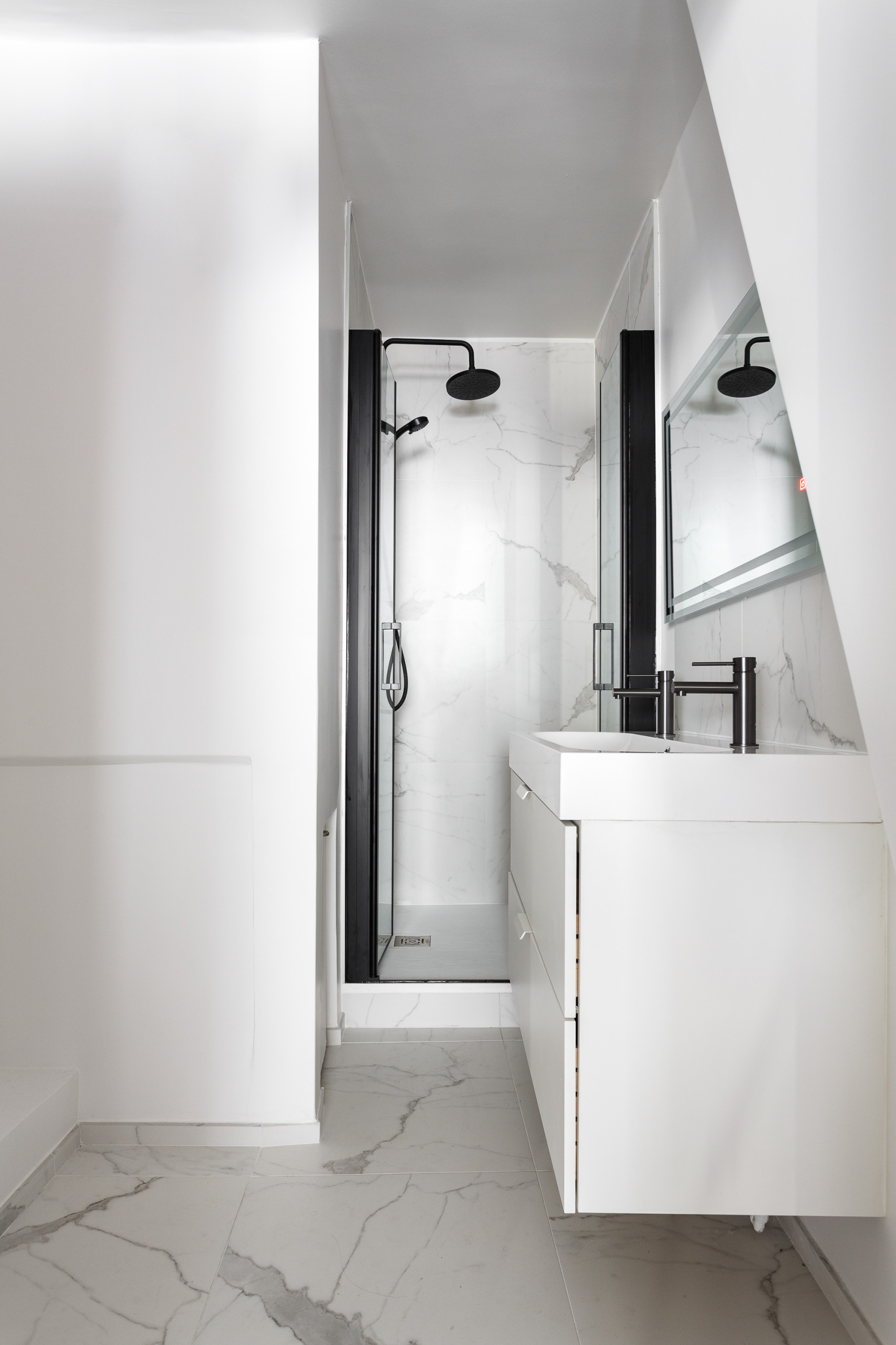 Une Salle de bain chic et moderne sous les toits de Paris