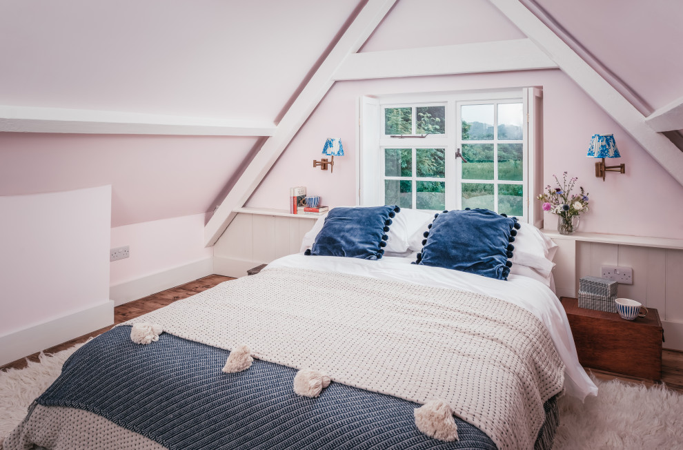 Свежая идея для дизайна: гостевая спальня среднего размера, (комната для гостей) в стиле неоклассика (современная классика) с розовыми стенами и паркетным полом среднего тона - отличное фото интерьера