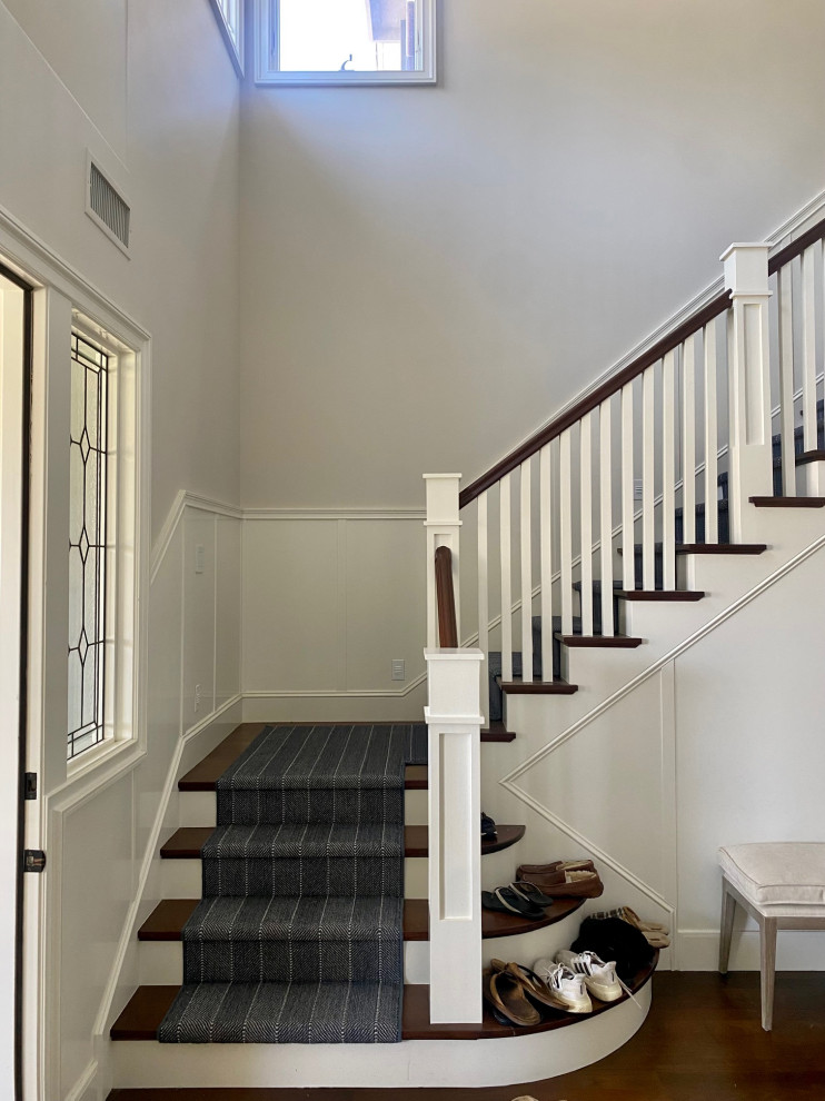 Diseño de escalera en L tradicional de tamaño medio con escalones de madera, contrahuellas de madera pintada y barandilla de madera