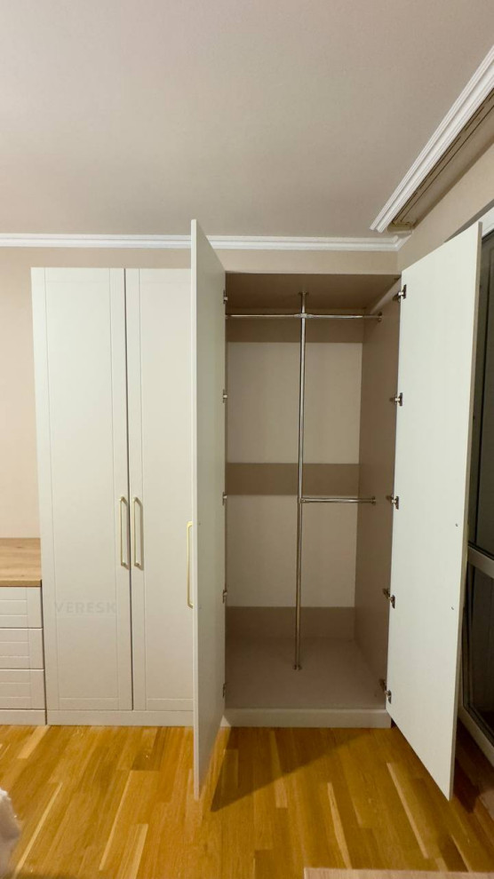 Распашные шкафы