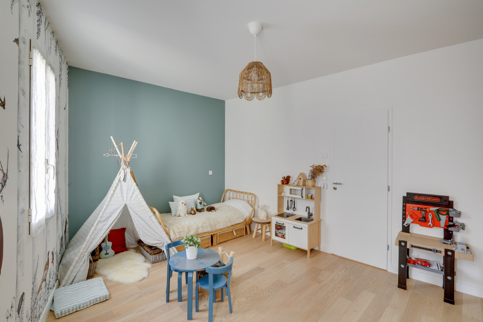 Inspiration pour chambre de garçon pour garçon avec un bureau, un mur blanc, un sol en bois brun, un sol beige et du papier peint.