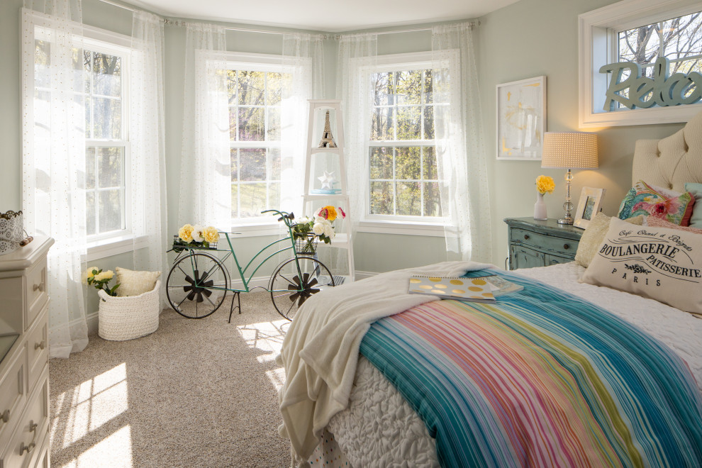 Inspiration for a classic kids' bedroom in Other.