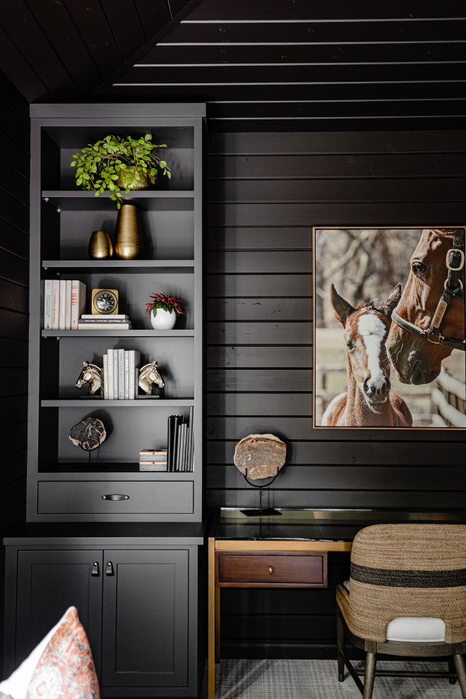Idee per un piccolo ufficio tradizionale con pareti nere, moquette, scrivania incassata, pavimento multicolore, soffitto in legno e pareti in legno