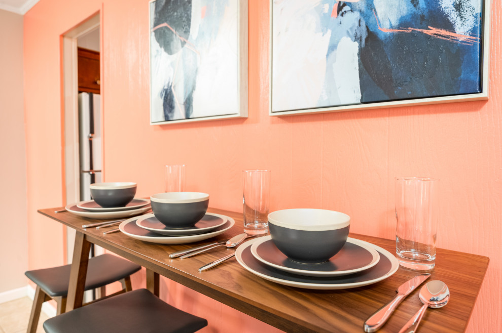 Стильный дизайн: маленькая столовая в стиле шебби-шик с с кухонным уголком, оранжевыми стенами, полом из керамогранита и бежевым полом для на участке и в саду - последний тренд