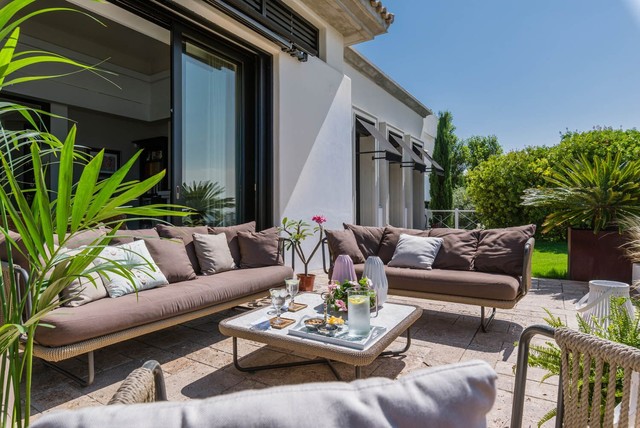 Elegante y atemporal mediterranean-deck