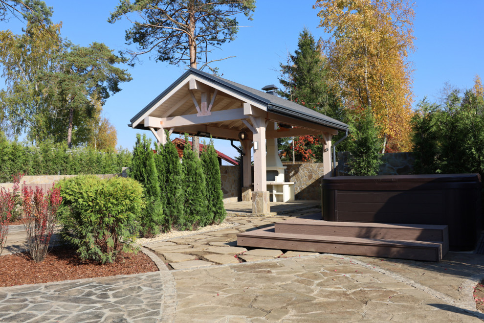 Сад для черной кошки и белого кота