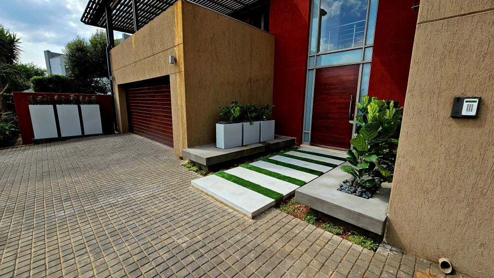 Пример оригинального дизайна: маленький регулярный сад на переднем дворе в современном стиле с высокими грядками, полуденной тенью и мощением тротуарной плиткой для на участке и в саду