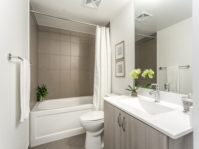 Transitional bathroom photo in Toronto