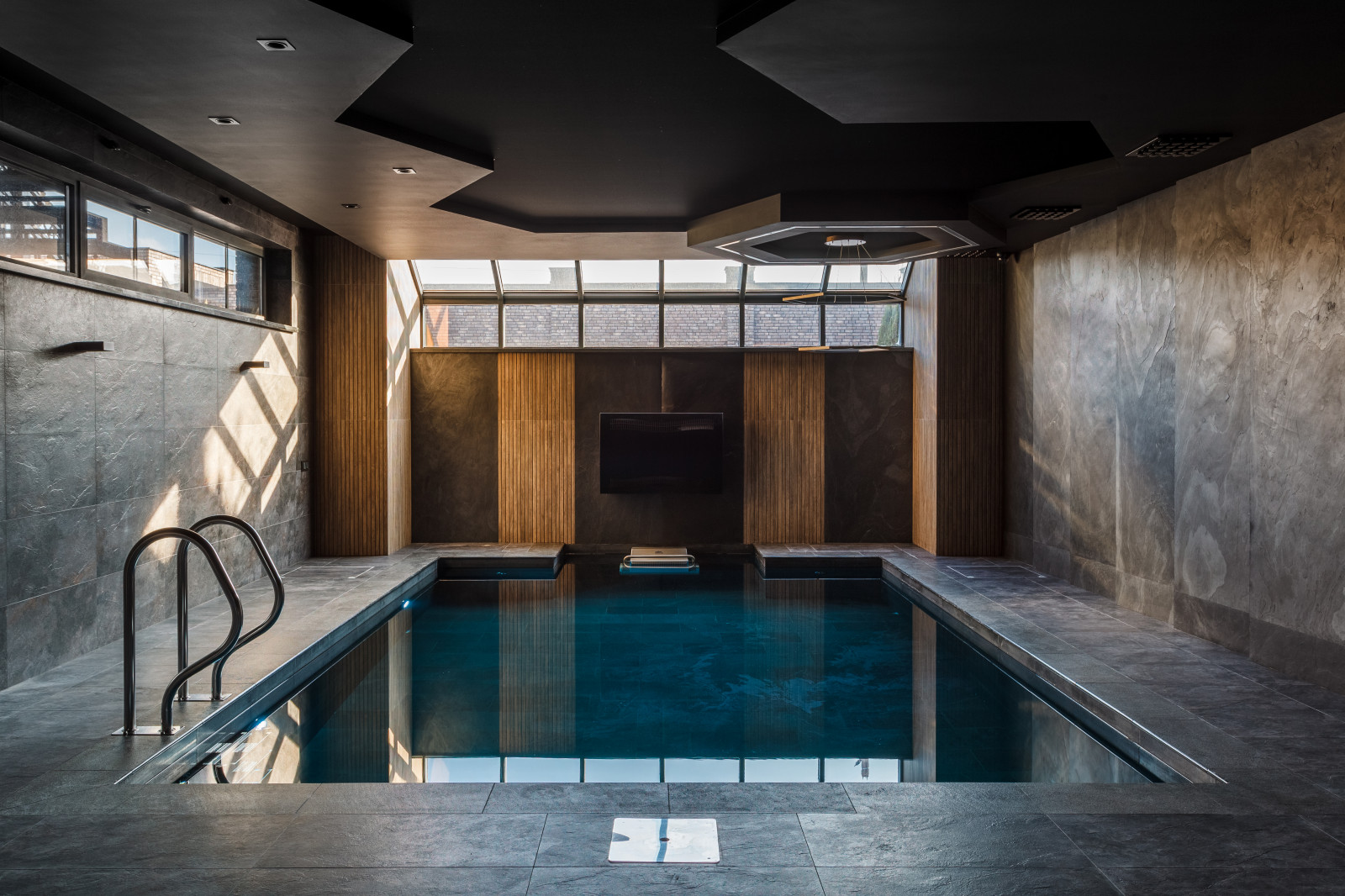 Сауна с бассейном в цоколе частного дома.