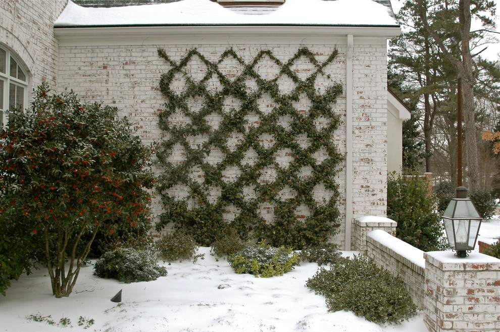 Design ideas for a mid-sized traditional front yard formal garden for winter in Charlotte with a vertical garden and natural stone pavers.