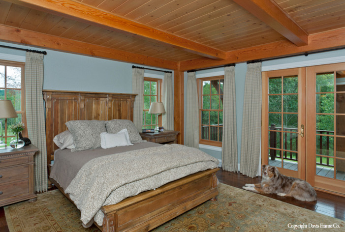 Design ideas for an arts and crafts master bedroom in Burlington with blue walls.