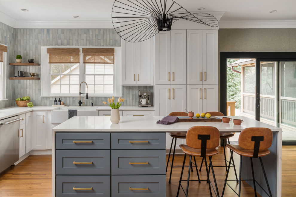 Exempel på ett stort modernt vit vitt kök, med en rustik diskho, skåp i shakerstil, grå skåp, bänkskiva i kvarts, blått stänkskydd, stänkskydd i cementkakel, rostfria vitvaror, mellanmörkt trägolv och en köksö