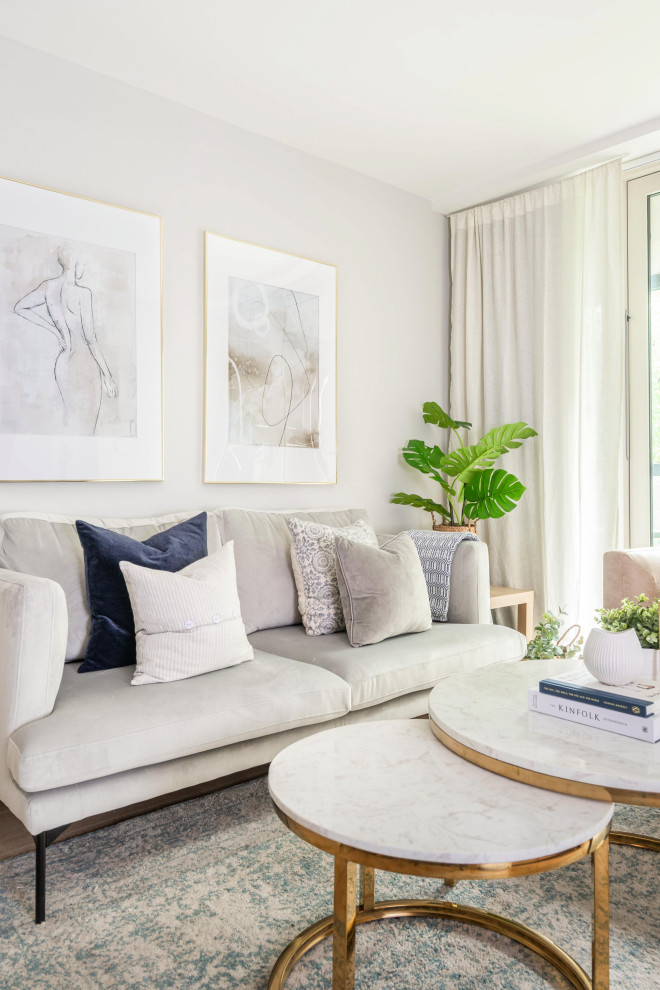 Стильный дизайн: маленькая изолированная гостиная комната в стиле неоклассика (современная классика) с белыми стенами и светлым паркетным полом для на участке и в саду - последний тренд