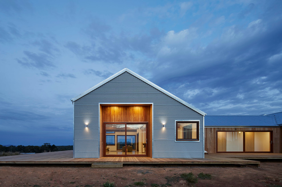 Inspiration for a mid-sized country one-storey exterior in Melbourne with metal siding.