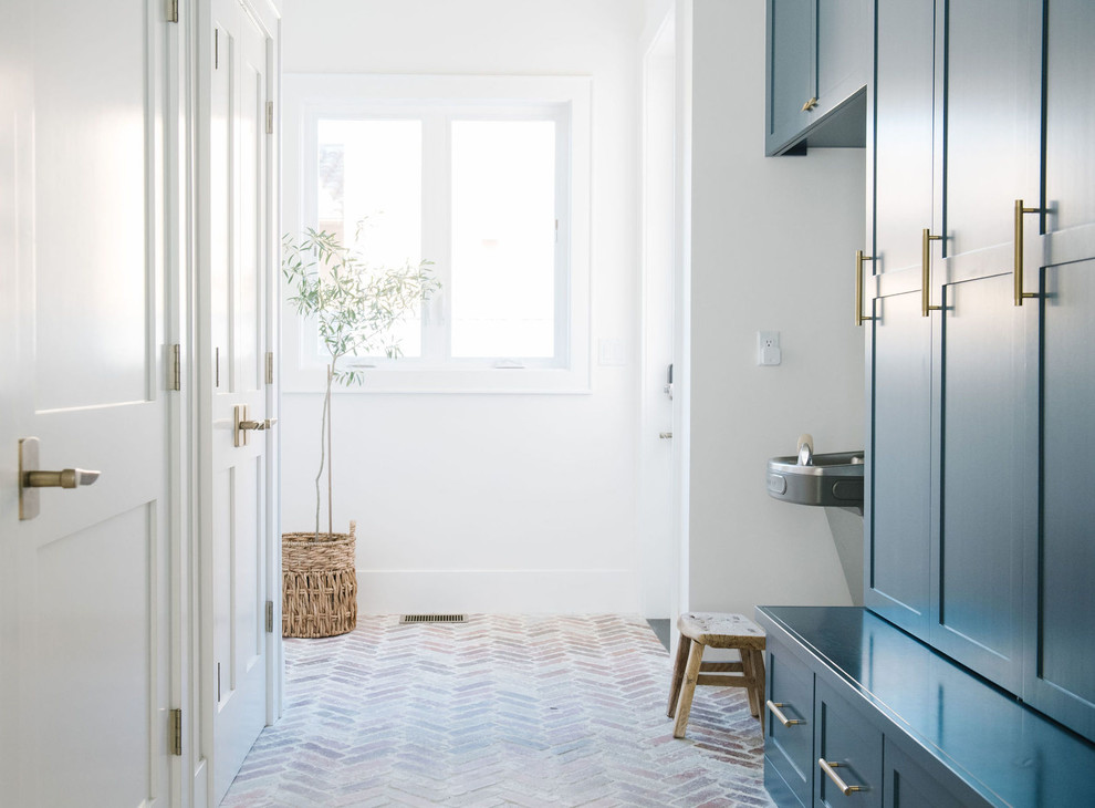 Example of a transitional hallway design in San Francisco
