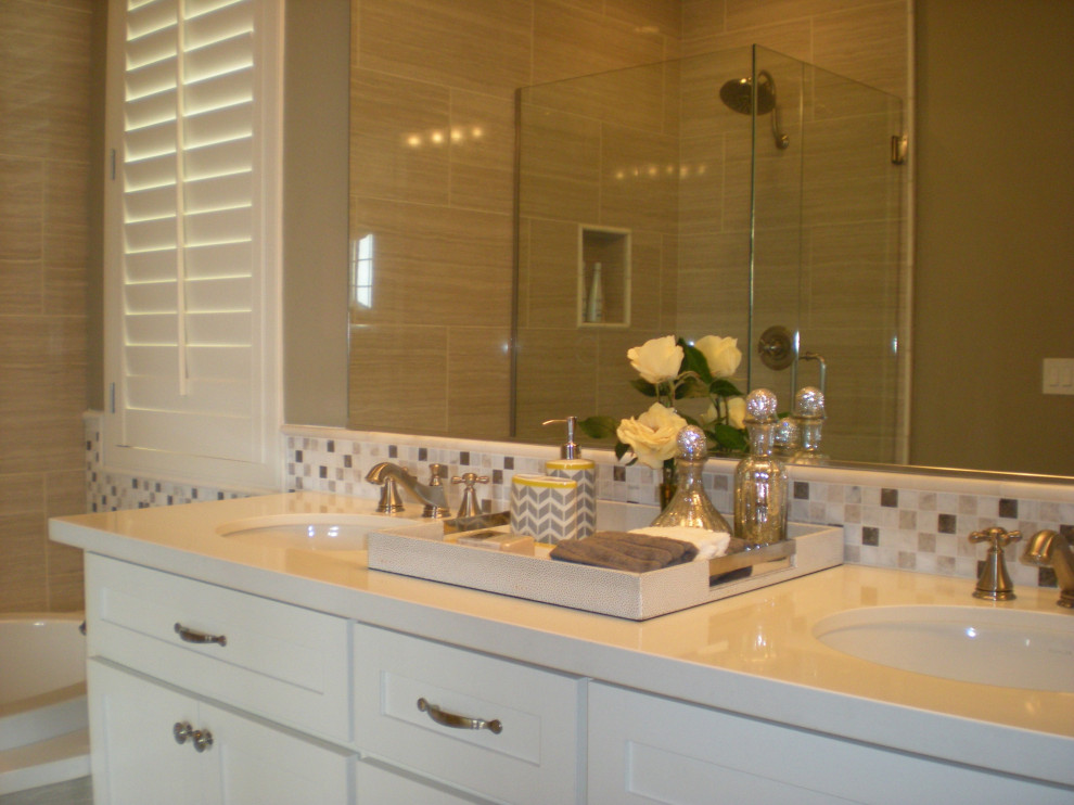 Foto de cuarto de baño principal, doble y a medida tradicional renovado grande con armarios estilo shaker, puertas de armario blancas, encimera de acrílico y encimeras blancas