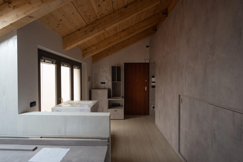 Foto di un ufficio minimalista di medie dimensioni con pareti beige, pavimento con piastrelle in ceramica, scrivania autoportante, pavimento beige e pareti in legno