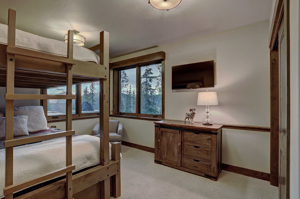 Example of a mountain style home design design in Denver
