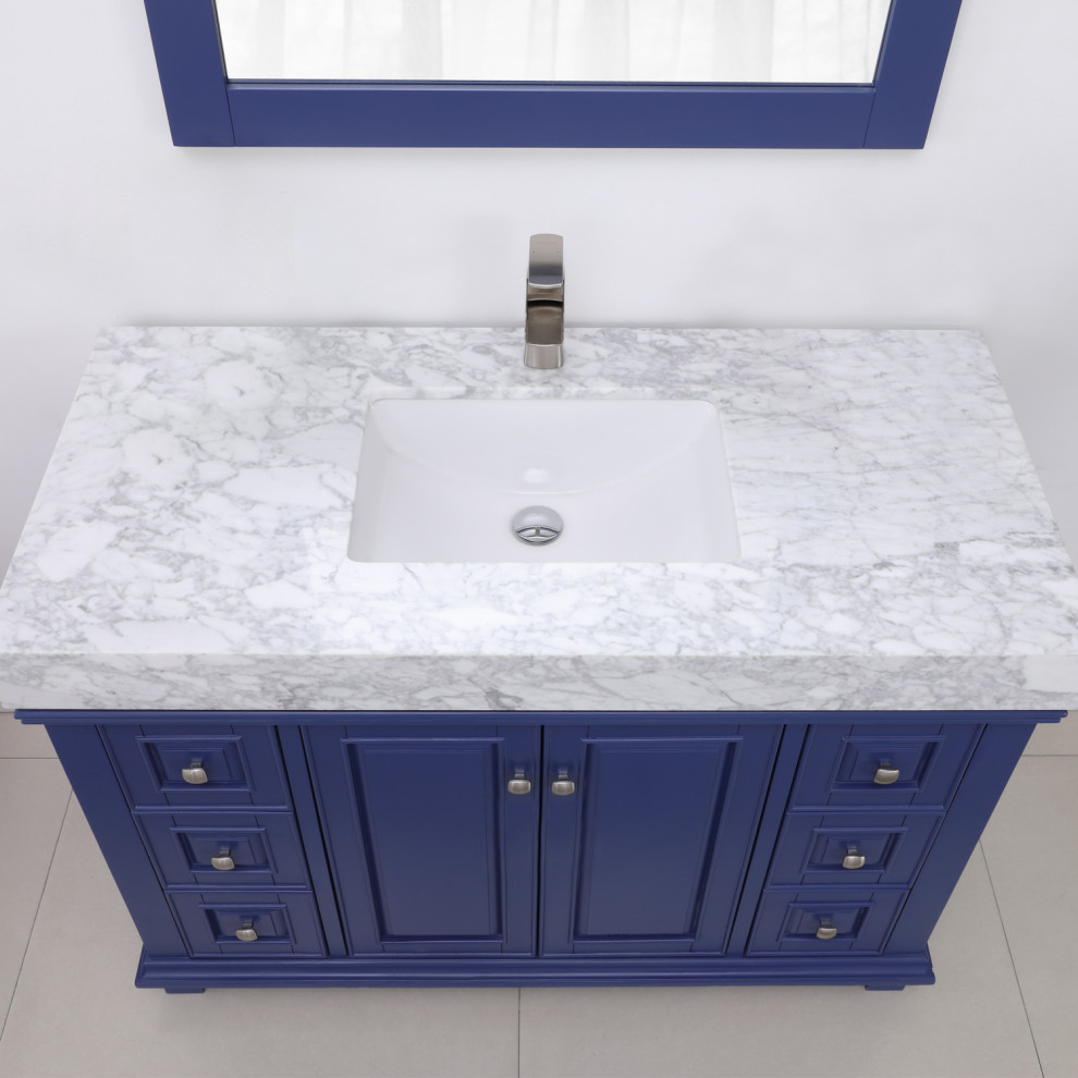 Réalisation d'une salle de bain vintage de taille moyenne avec des portes de placard bleues, un plan de toilette en marbre, meuble simple vasque et meuble-lavabo sur pied.