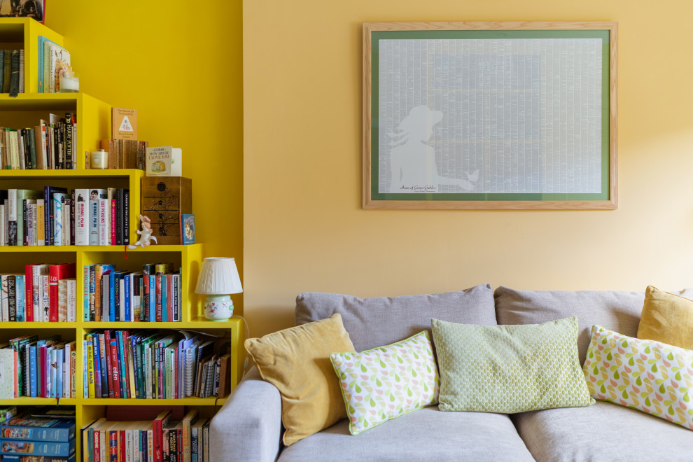 グロスタシャーにある中くらいなコンテンポラリースタイルのおしゃれな客用寝室 (黄色い壁、カーペット敷き、暖炉なし、ベージュの床、白い天井) のレイアウト
