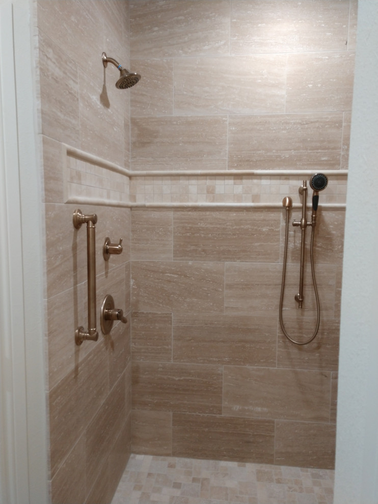 Пример оригинального дизайна: главная ванная комната среднего размера в классическом стиле с фасадами с выступающей филенкой, бежевыми фасадами, душем в нише, раздельным унитазом, бежевой плиткой, плиткой из травертина, бежевыми стенами, полом из травертина, врезной раковиной, столешницей из искусственного кварца, бежевым полом, душем с распашными дверями, бежевой столешницей, сиденьем для душа, тумбой под одну раковину и встроенной тумбой