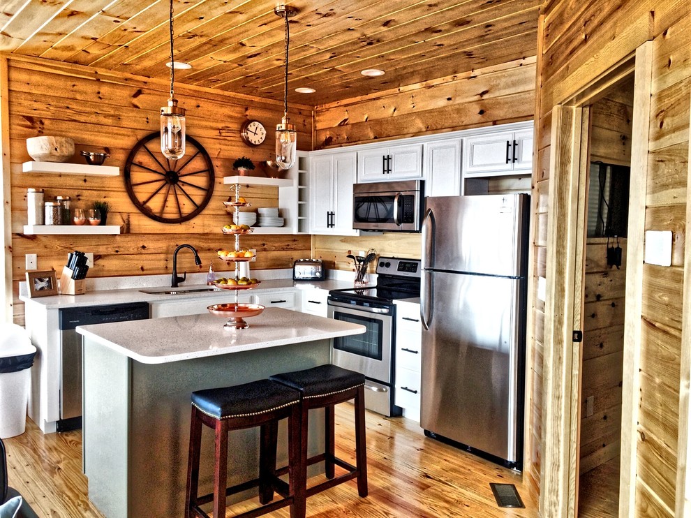 Example of a mountain style l-shaped eat-in kitchen design with shaker cabinets, quartzite countertops and an island