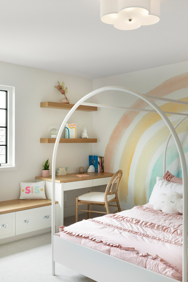 Idéer för ett klassiskt flickrum kombinerat med sovrum och för 4-10-åringar, med vita väggar, heltäckningsmatta och grått golv