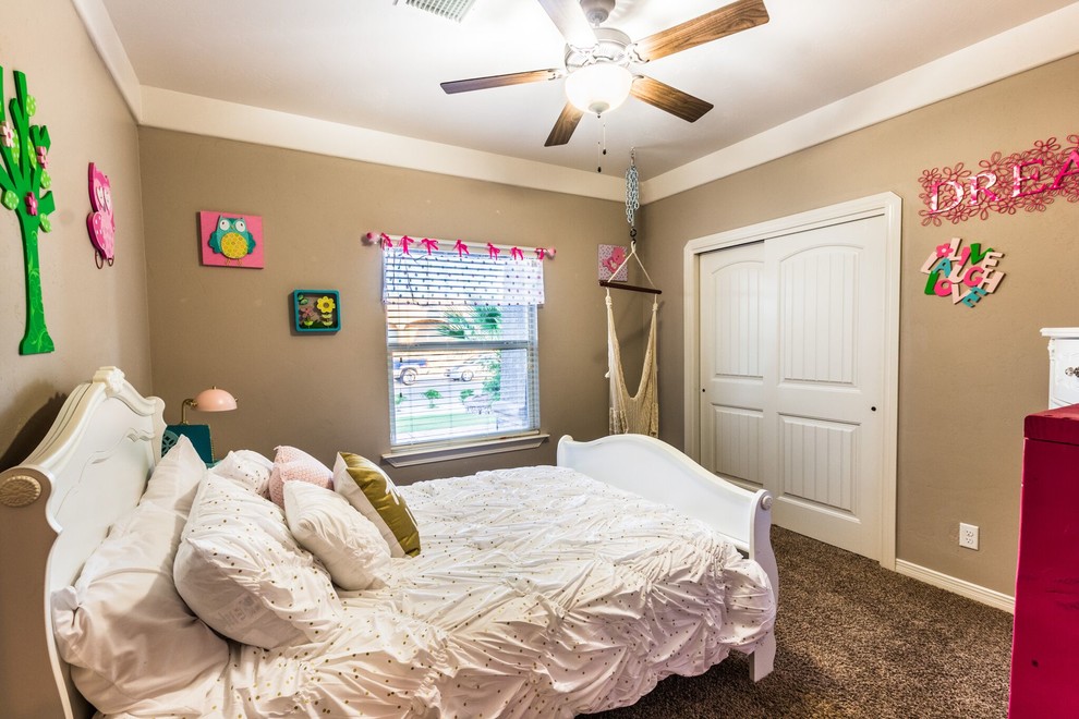 Transitional home design photo in Austin