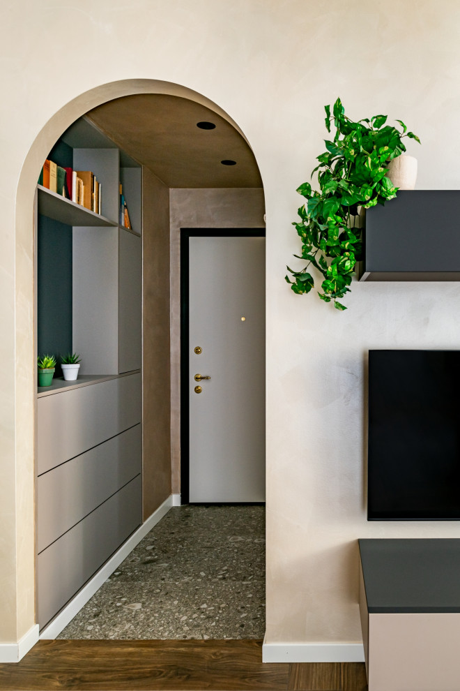 Ejemplo de distribuidor moderno pequeño con paredes beige, suelo de baldosas de porcelana, puerta simple, puerta blanca, suelo gris y bandeja
