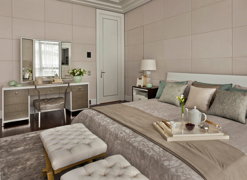 モスクワにあるトランジショナルスタイルのおしゃれな寝室のレイアウト