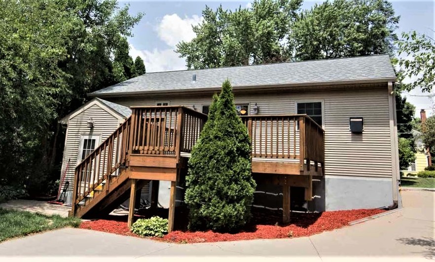 Inspiration for a timeless deck remodel in Cedar Rapids
