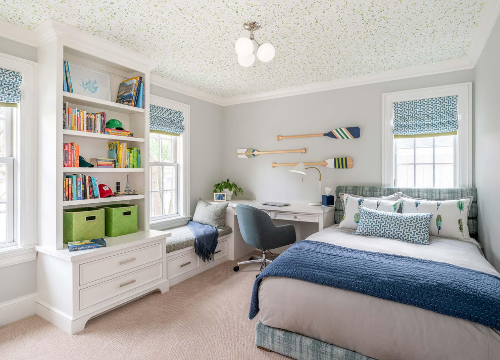 Idée de décoration pour une chambre neutre tradition de taille moyenne avec un mur blanc, moquette et un bureau.