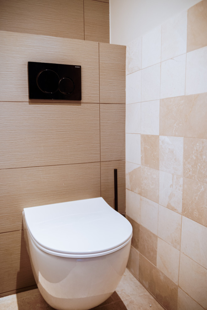 На фото: туалет среднего размера в стиле лофт с инсталляцией, бежевой плиткой, мраморной плиткой, бежевыми стенами и полом из травертина