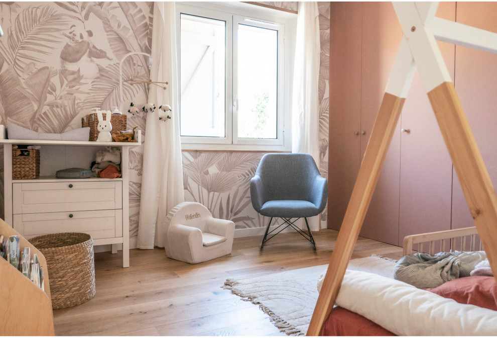 Idées déco pour une chambre de bébé neutre campagne de taille moyenne avec un mur multicolore, parquet clair, un sol marron et du papier peint.