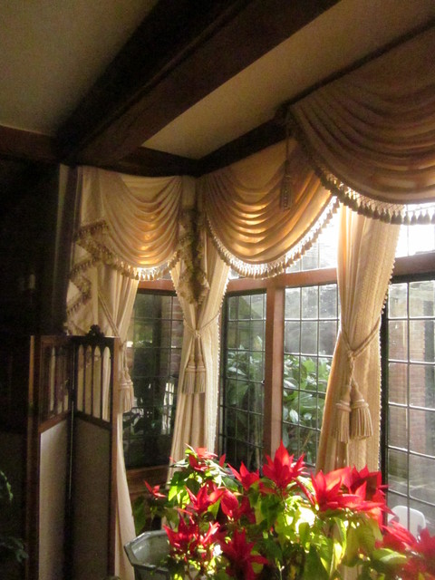 DETAILS traditional-living-room