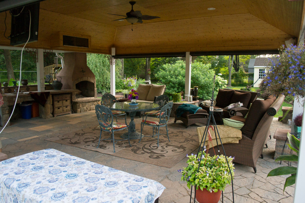 Geräumige Urige Pergola hinter dem Haus mit Outdoor-Küche und Natursteinplatten in Sonstige