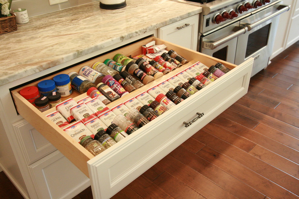 Transitional home design photo in Cincinnati