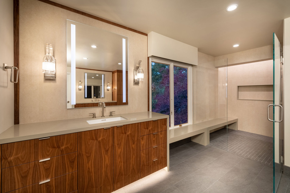 Foto på ett stort funkis brun en-suite badrum, med släta luckor, bruna skåp, en kantlös dusch, beige kakel, mosaik, beige väggar, skiffergolv, ett undermonterad handfat, bänkskiva i akrylsten, grått golv och dusch med gångjärnsdörr